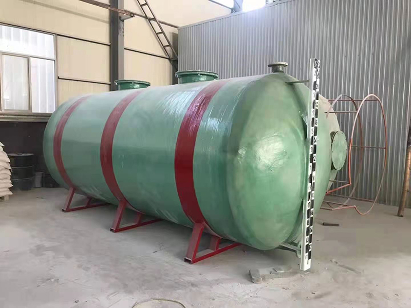 玻璃钢储罐.jpg 玻璃钢储罐.jpg